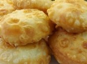 Сирні пиріжки — ідеальний варіант для сніданку чи перекусу