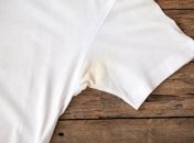 Как избавиться от пятен пота на одежде