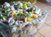 Такой салат может легко заменить ужин