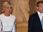 Бриджит Макрон очарована всех своим образом в белом платье от Louis Vuitton