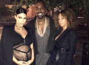 Ким Кардашьян оголила беременный живот