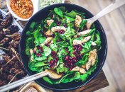 Вместо майонеза: 4 популярных заправки для салатов