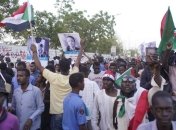 Протестующие в Судане выдвинули требования военным 
