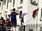 У посольства РФ активисты сняли флаг, здание забрасывают взрывпакетами