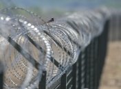 Латвия построила на границе с РФ оградительную стену