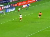 Уникальный случай в футболе: судья спас команду от гола (видео)