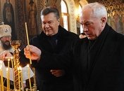 Янукович и Азаров приняли участие в освящении воды