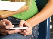 Во Франции школьникам могут запретить пользоваться мобильными телефонами