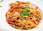 Рецепт дня: лапша со свининой и овощами