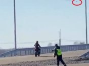 Под Новосибирском инспектор полиции во время погони за байкером пошел "ва-банк": видео фиаско