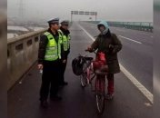 Китайский велосипедист ехал домой, однако не в ту сторону