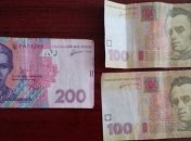 В Луганской области жителям подбрасывают конверты с фальшивыми деньгами