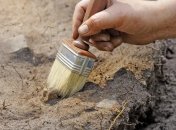 С кольцами на шее и руках: под Киевом археологи нашли скелет необычной женщины