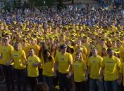 В Черкассах более 4 тысяч жителей установили рекорд по приседанию 