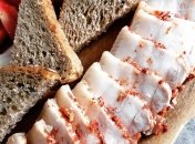 Вареное сало – отличная закуска на каждый день и на праздничный стол