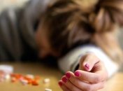 На Донетчине школьница наглоталась таблеток из аптечки матери: подробности ЧП и инструкция для первой помощи