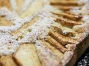 Рецепт дня: шарлотка з яблуками