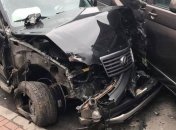 В Киеве работник НАБУ сбил памятник и въехал в микроавтобус