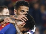 Дани Алвес утешал Неймара, который расплакался после вылета "Барселоны"