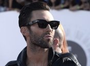 Чем Адам Левин занимается с женой на кухне?