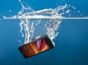 Як висушити промоклий у воді телефон — лайфхак з рисом