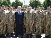 Порошенко заявил, что никому не позволит обворовывать армию