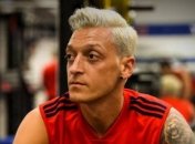 Месут Озил стал блондином