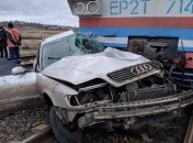 Поезд смял авто на Донетчине: пострадавшим пассажирам помогали бойцы ВСУ (фото) 