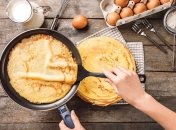 Названо причини, з яких тісто прилипає до сковороди