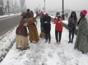 Снег в Индии сковал движение сотни людей