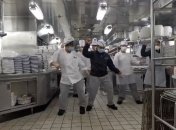Танцы на зараженном судне: Повара из Diamond Princess осветили свои ободряющие видео