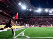 Футболист "Байера" подает угловой