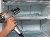 Размораживание феном холодильника -  не слишком разумное решение