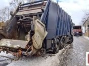 В Киеве мусоровоз разбил девять машин: эксклюзивные фото с места ЧП