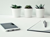 Как правильно класть телефон на стол