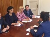 Денисова встретилась с польским коллегой, пригласив того на Донбасс