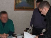 Врач-ортопед вымогал деньги за бесплатные протезы