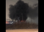 Подстанцию охватило сильное пламя с густым черным дымом