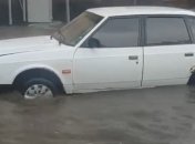 "Фонтани з доставкою": по центру Харкова плавають авто і "тонуть" житлові будинки (відео)