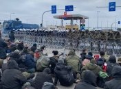 Мігранти прорвалися до КПП "Брузги"