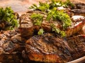 "Готовим необычный шашлык": финалист "МастерШефа" поделился рецептом маринада для мяса на темном квасе