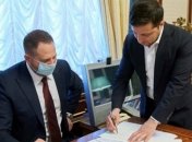 Зеленскому предлагают внести в Конституцию полномочия и.о. президента для Ермака