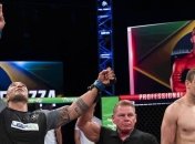 Боец ММА градом ударов отправил соперника в "стоячий" нокаут (видео)