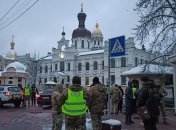 Сотрудники СБУ возле Лавры