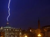 Молния ударила в купол собора Святого Петра после отречения Папы