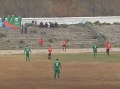 Деревья растут прямо из трибун: как играют в футбол на оккупированном Донбассе (видео)