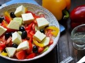 Рецепт дня: шопский салат с запеченным перцем и оливками