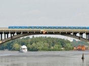 У машин отрываются колеса из-за выбоин на мосту "Метро"