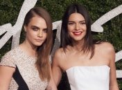 Кара Делевинь и Кендалл Дженнер позируют в одежде из коллекции модного бренда для дома (Фото)