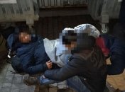 Стучали и кричали о помощи: на Львовщине полицейские освободили нелегалов из рефрижератора
